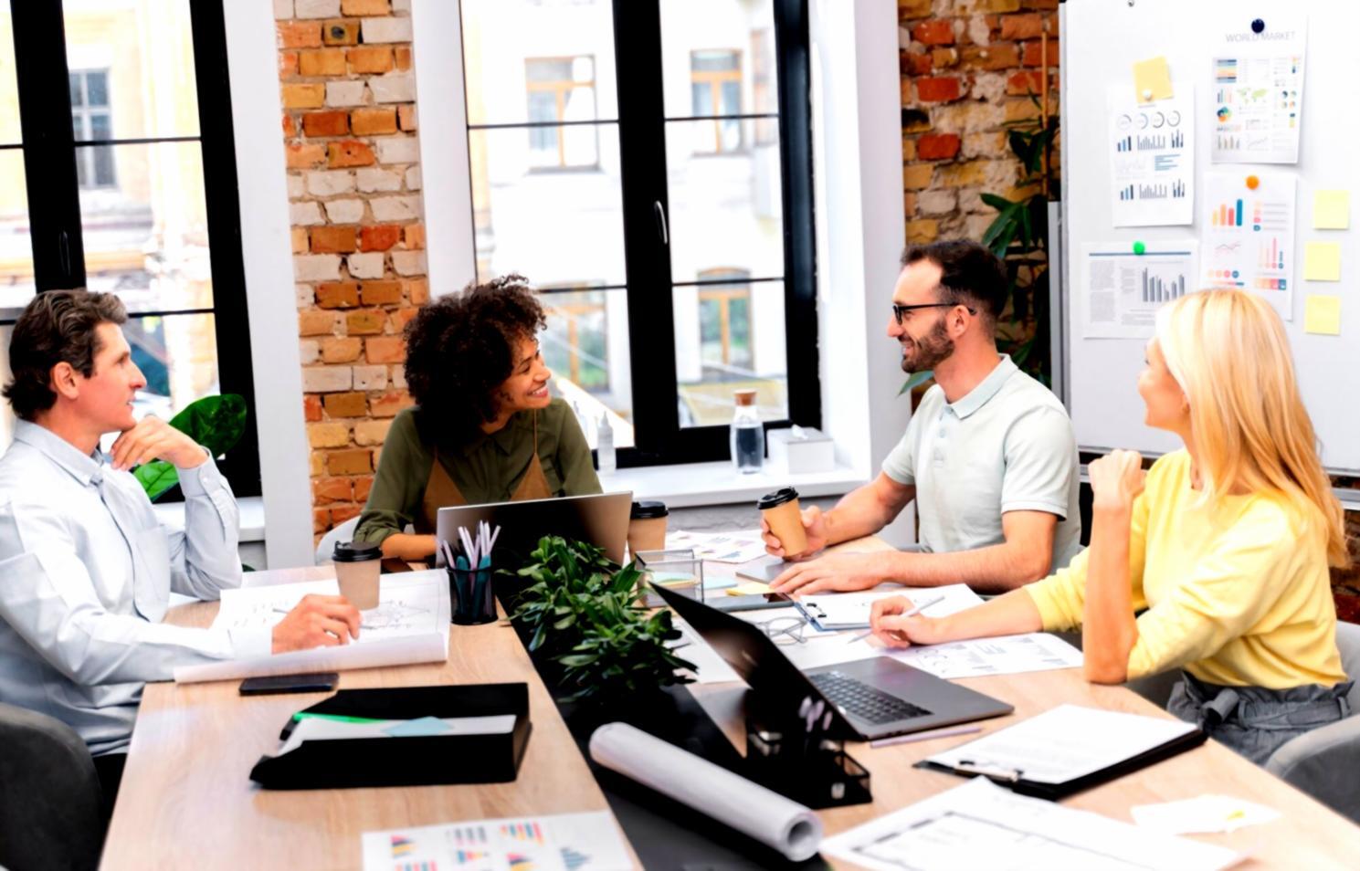 Ambiente di lavoro moderno con focus sulla collaborazione