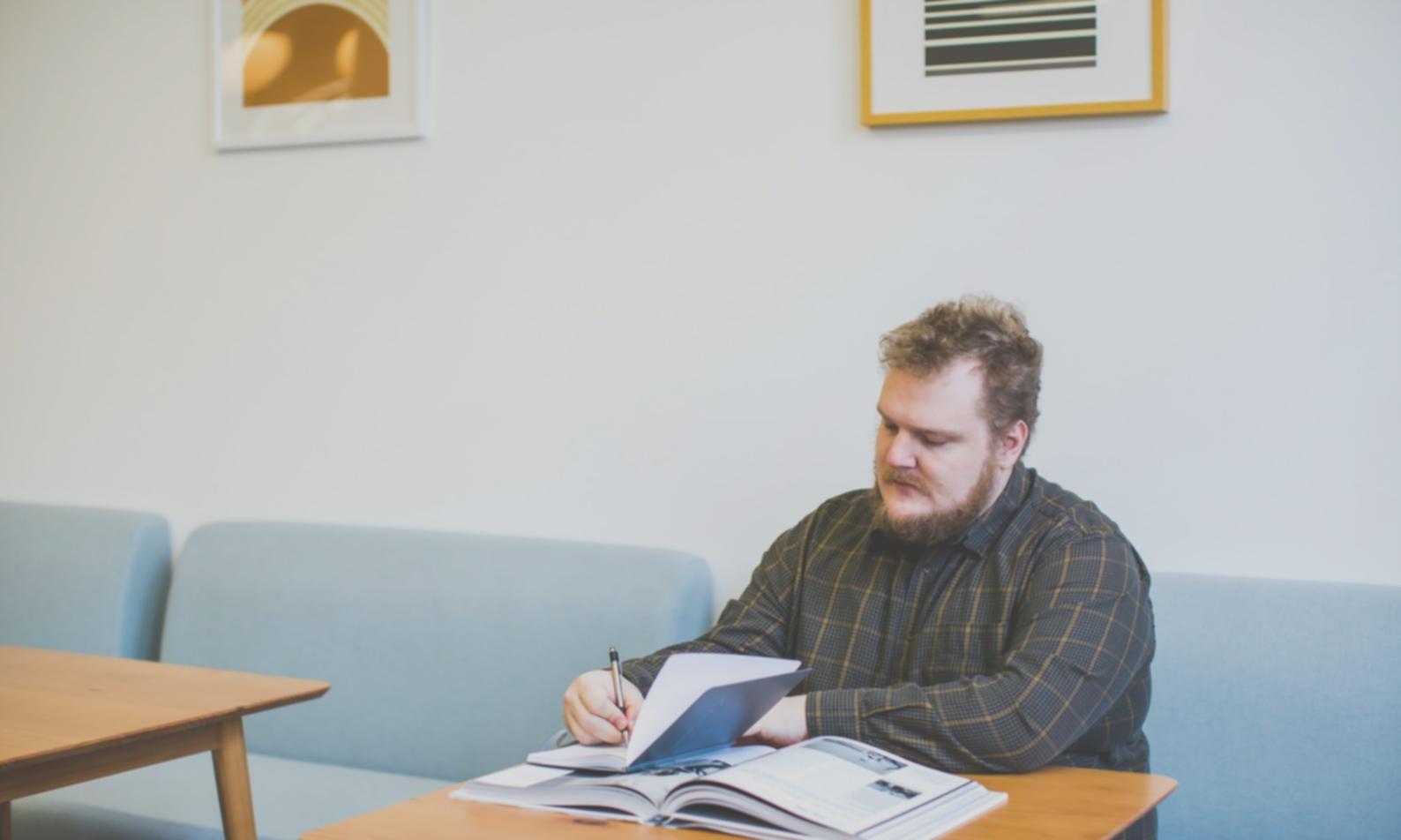 Ambiente professionale di coaching aziendale con spazi dedicati alla formazione e allo sviluppo delle competenze