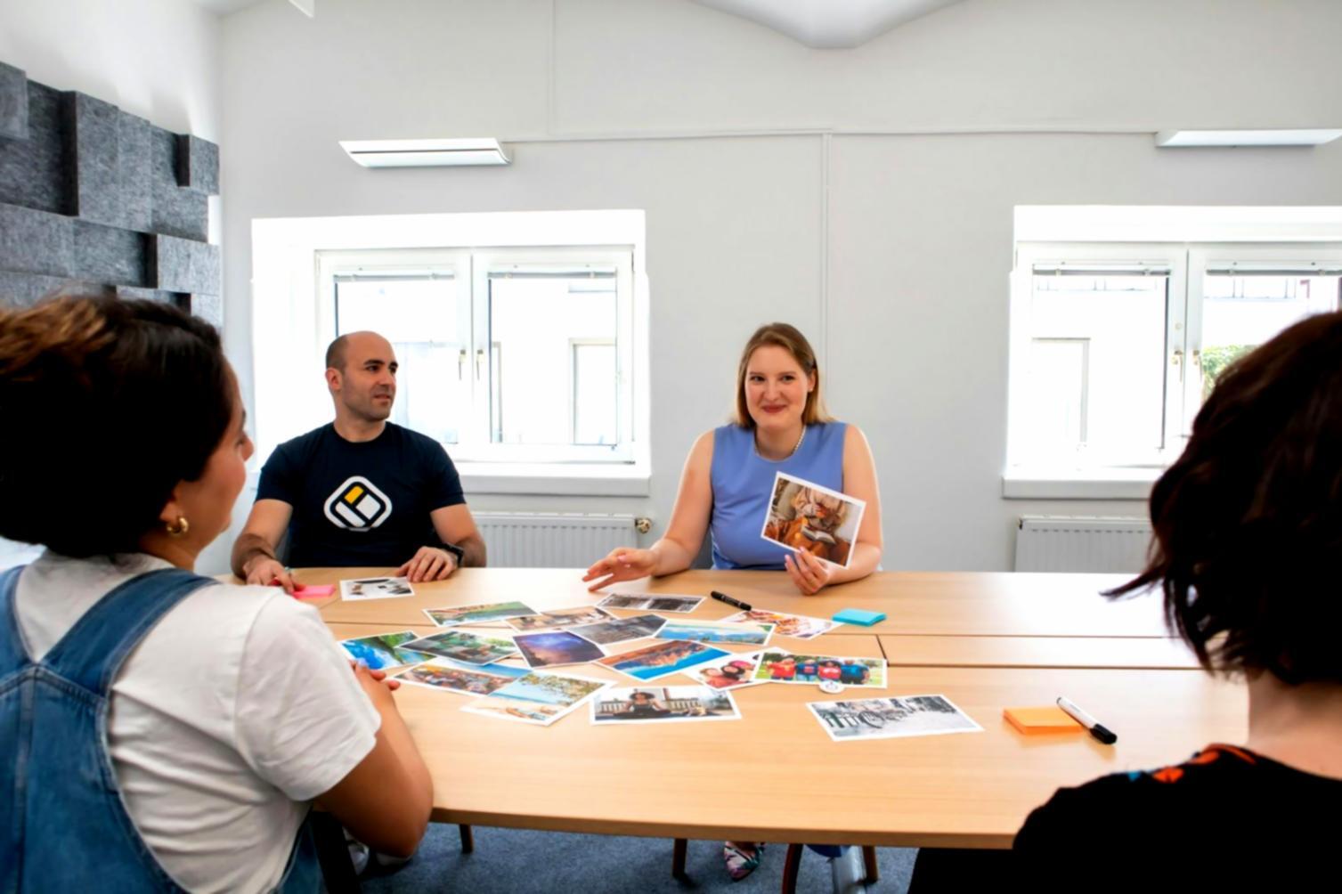 Sessione di coaching aziendale con professionisti che lavorano su strategie di leadership