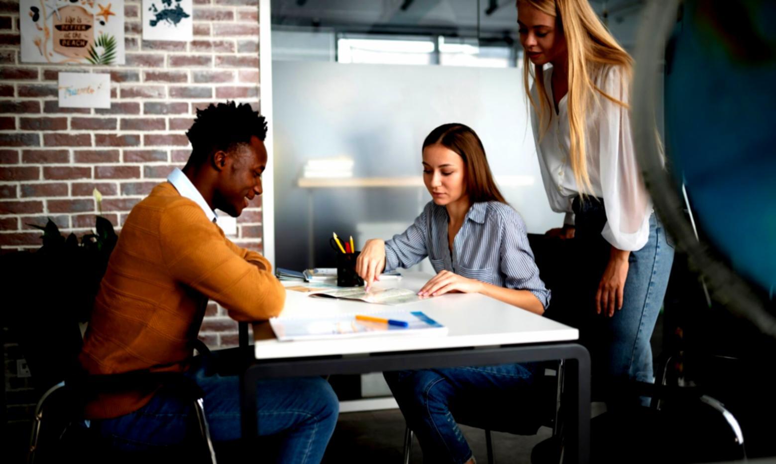 Professionista che riflette su strategie aziendali