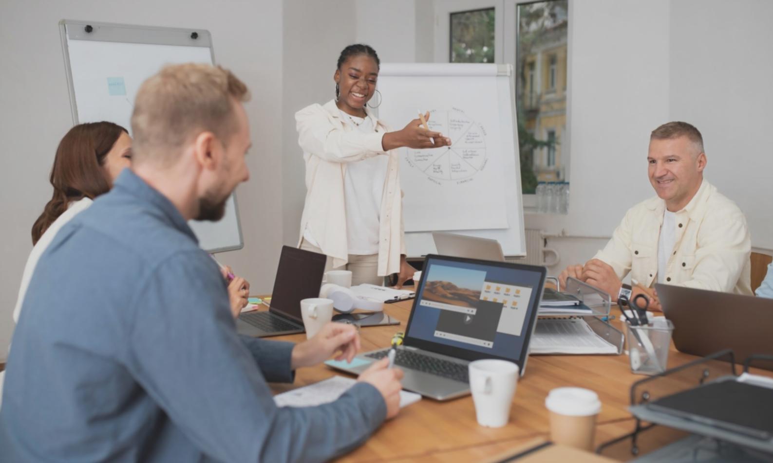 Sessione di coaching aziendale in corso con metodologie pratiche di sviluppo professionale