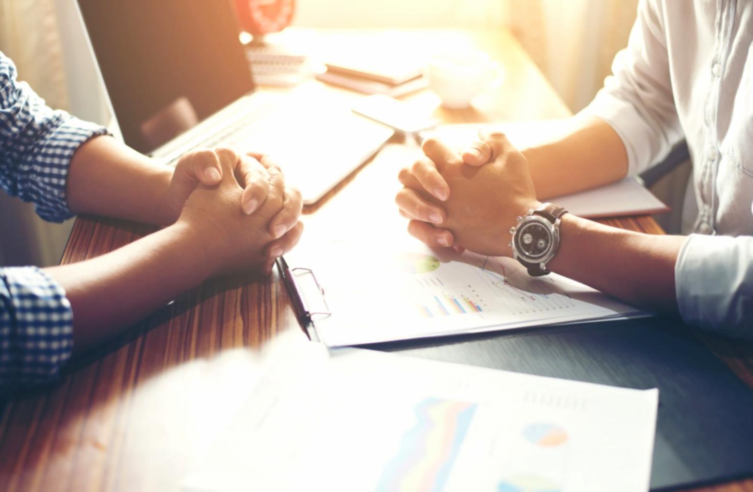 Team di professionisti che collaborano durante una sessione di coaching aziendale